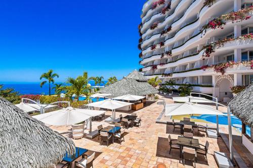 Stylish suite with WiFi, hot tub, gym access, heated pool & terraces