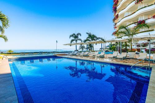 Spacious suite with wraparound terrace, rooftop infinity pool & resort amenities