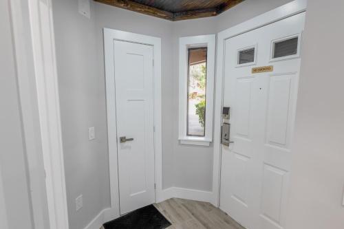 112 Arrowhead – Unique Lakefront 2BR at Kingston condo - image 5