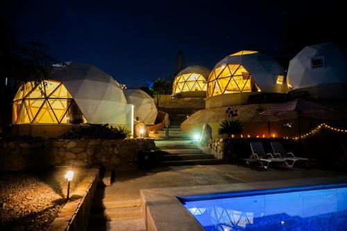 Los Domecitos - Geodesic Dome Retreat – khách sạn tại Buena Vista