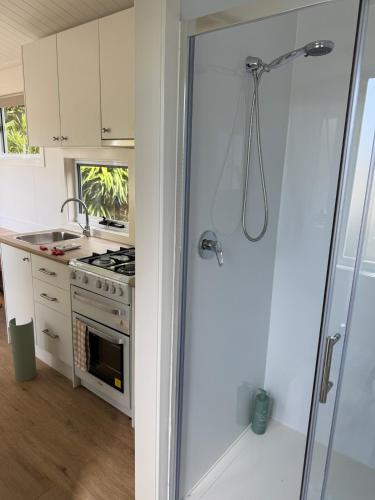 Zuhanyzó, Tiny Escape in Lennox Head