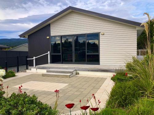 Modern Spacious Manapouri Home in มานาปัวริ