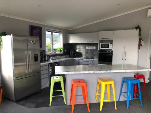 Modern Spacious Manapouri Home in มานาปัวริ