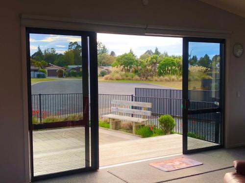 Modern Spacious Manapouri Home in มานาปัวริ