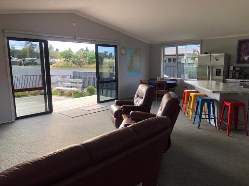 Modern Spacious Manapouri Home in มานาปัวริ