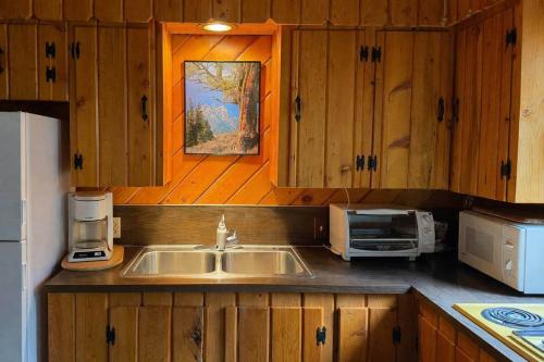 The Cabin at Griffin Falls in East Glacier Park (MT)