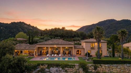 Villa Azura 5 BR in a private residence