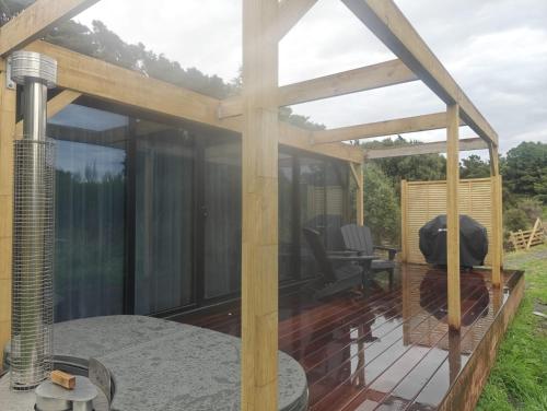 Karstais baseins, Huruhuru Hideaway! Private Cabin in Otatara