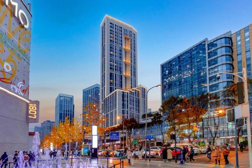 Exterior view of Chengdu Roam Sky View Hotel,Close to Chunxi Road, Jinli Ancient Street, Kuanzhai Alleys and Tianfu S