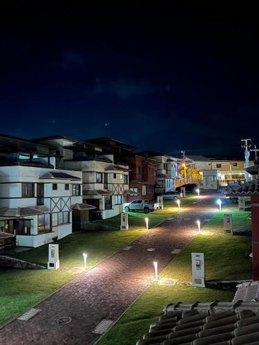Triplex confortável, com terraço e linda vista mar (Triplex confortavel, com terraco e linda vista mar) in Mata de Sao Joao (Bahia)