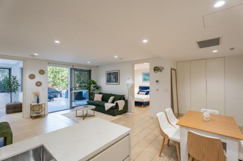 Bondi Garden Gem 2 BD With Hot Tub Patio BBQ and Parking - image 8