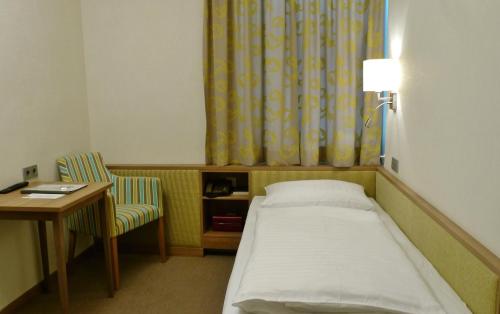 Single Room image 7