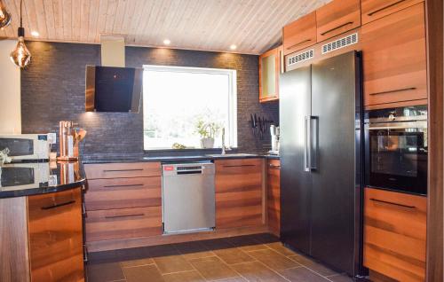 Kitchen, 4 Bedroom Stunning Home In Garsnas in Skraddarod