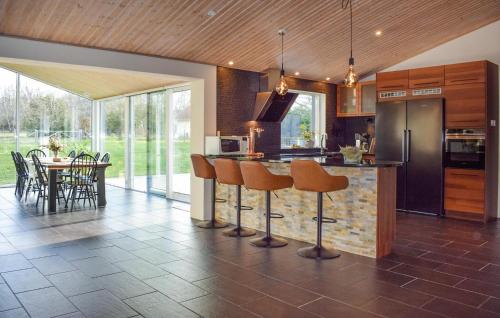 Kitchen, 4 Bedroom Stunning Home In Garsnas in Skraddarod