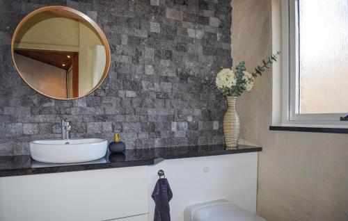 Bathroom, 4 Bedroom Stunning Home In Garsnas in Skraddarod