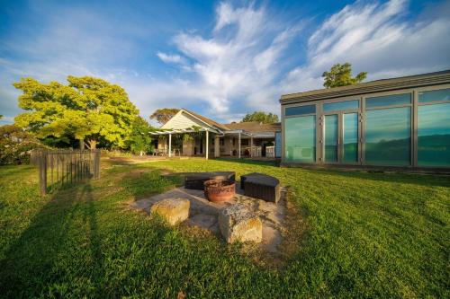 Yarra Valley Farmhouse | Alpacas Firepit Space Pod in Wonga Park
