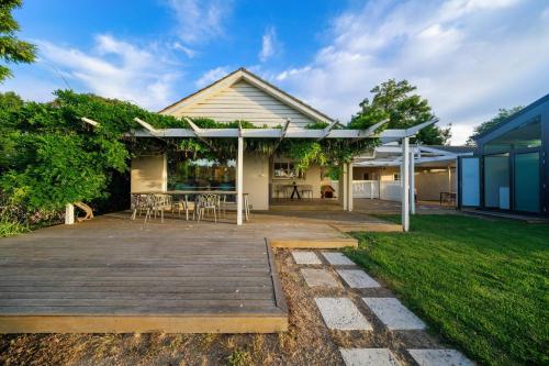 Yarra Valley Farmhouse | Alpacas Firepit Space Pod in Wonga Park