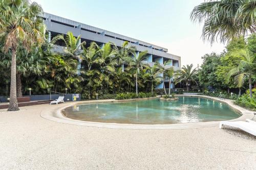 Swimming pool, City Loft Escape - Close to CBD, Courtyard Views in Zetland