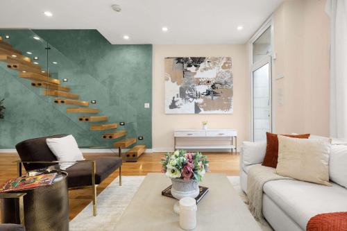 Bushwick Townhouse by Haus Modern 3BR with private yard - image 4