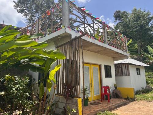 Bungalow, 2-minute walk to Bob Marley Museum in Claremont