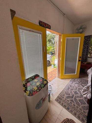 Bungalow, 2-minute walk to Bob Marley Museum in Claremont