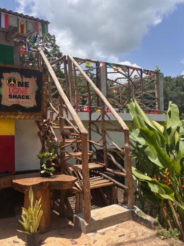 Bungalow, 2-minute walk to Bob Marley Museum in Claremont