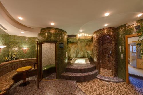 Karstais baseins, Hotel Hubertushof in Naz-Sciaves
