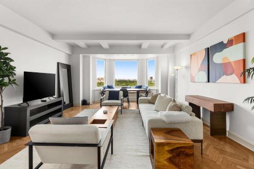 Essex I by Haus 1BR Central Park Loft w Elevator - image 4