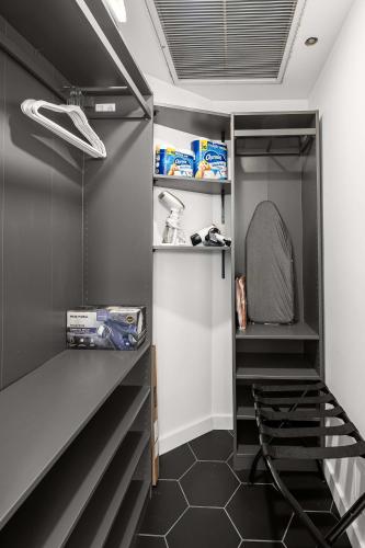 Essex I by Haus 1BR Central Park Loft w Elevator - image 5