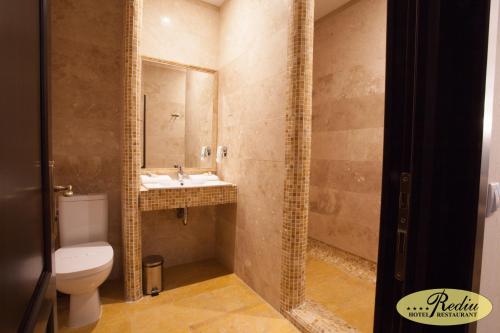 ห้องน้ำ, Rediu Hotel & Restaurant in โบโตซานี