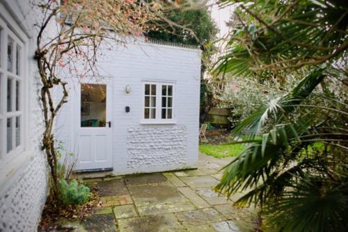 Pintu masuk, Quirky and spacious 3 bed home central Arundel in Arundel