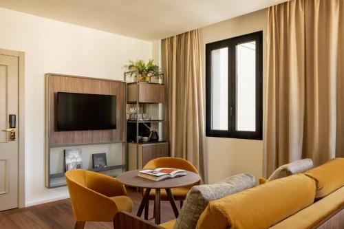 room detail thumbnail 2