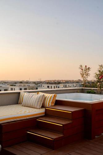 VELORA - Sodic Penthouse with jacuzzi & big terrace over New Cairo view, New cairo