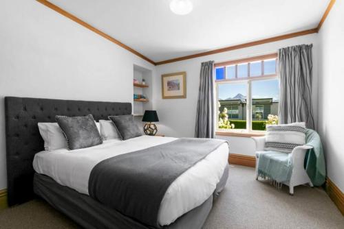 Historic Stonehouse Mini walk to town with shared spa - image 5