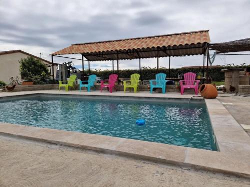 Bungalow confortable à Arles avec piscine