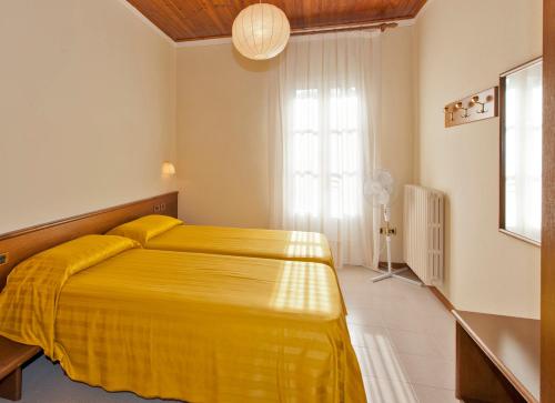 1 double bed, 1 twin bed