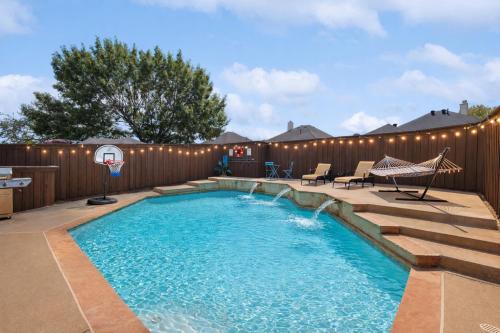 Elegant 5BR Retreat w Private Pool & Game Room in Mesquite (TX)