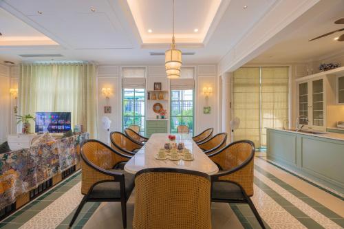 Khu bếp riêng và bàn ăn rộng tạo không gian lý tưởng để cả gia đình hoặc nhóm bạn cùng chuẩn bị những bữa ăn và lưu giữ những khoảnh khắc đáng nhớ.