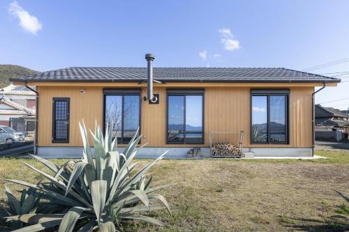 Amakusa Retreat House,天草リトリートハウス大きな窓から海を一望,静かな港の前に建つ自然素材の貸別荘 - Nagashima