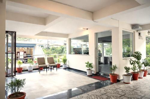 Lobi, Hotel Creek Valley - Near Mussoorie Lake in Tundhar Village