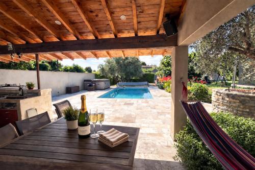 Charming house in Alès with pool & Jacuzzi - Location saisonnière - Alès