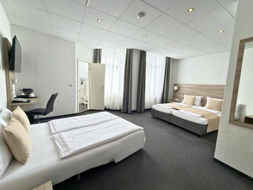 Hotel Hohenstaufen Room Type - Quadruple Room Hotel Hohenstaufen Room Type - Quadruple Room