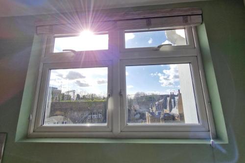 Studio - Sleeps 2 - WiFi - Free Secure Parking - image 2