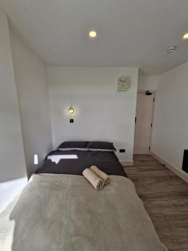Studio - Sleeps 2 - WiFi - Free Secure Parking - image 5