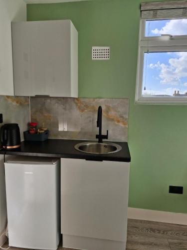 Studio - Sleeps 2 - WiFi - Free Secure Parking - image 4