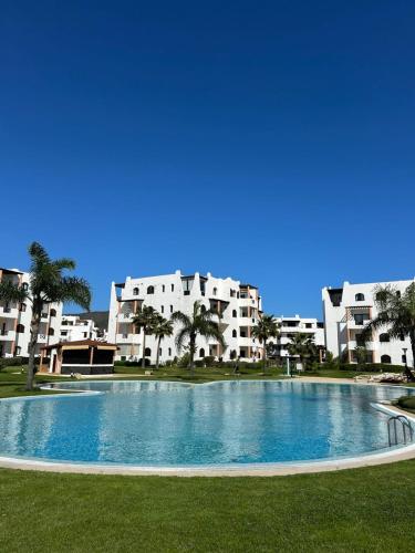 수영장, Green view & new decor, stylish new apartment! in 카보 네그로