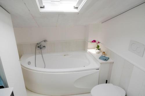 熱水浴缸, Casa La Neviera - loft con vasca idromassaggio - vicino mare e centro con parcheggio in 佩薩羅市中心