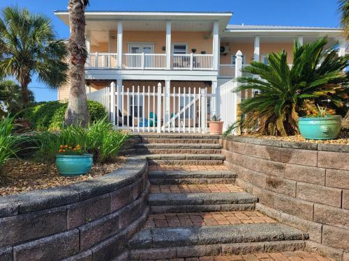 3 Bedroom Beach House with Pool, Boat Dock, and Pet Friendly – khách sạn tại Sharp Reef