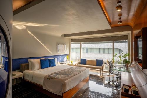 room detail thumbnail 1