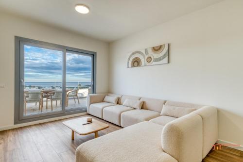Luxury Coastal Apartment Sea Views Pool & Parking